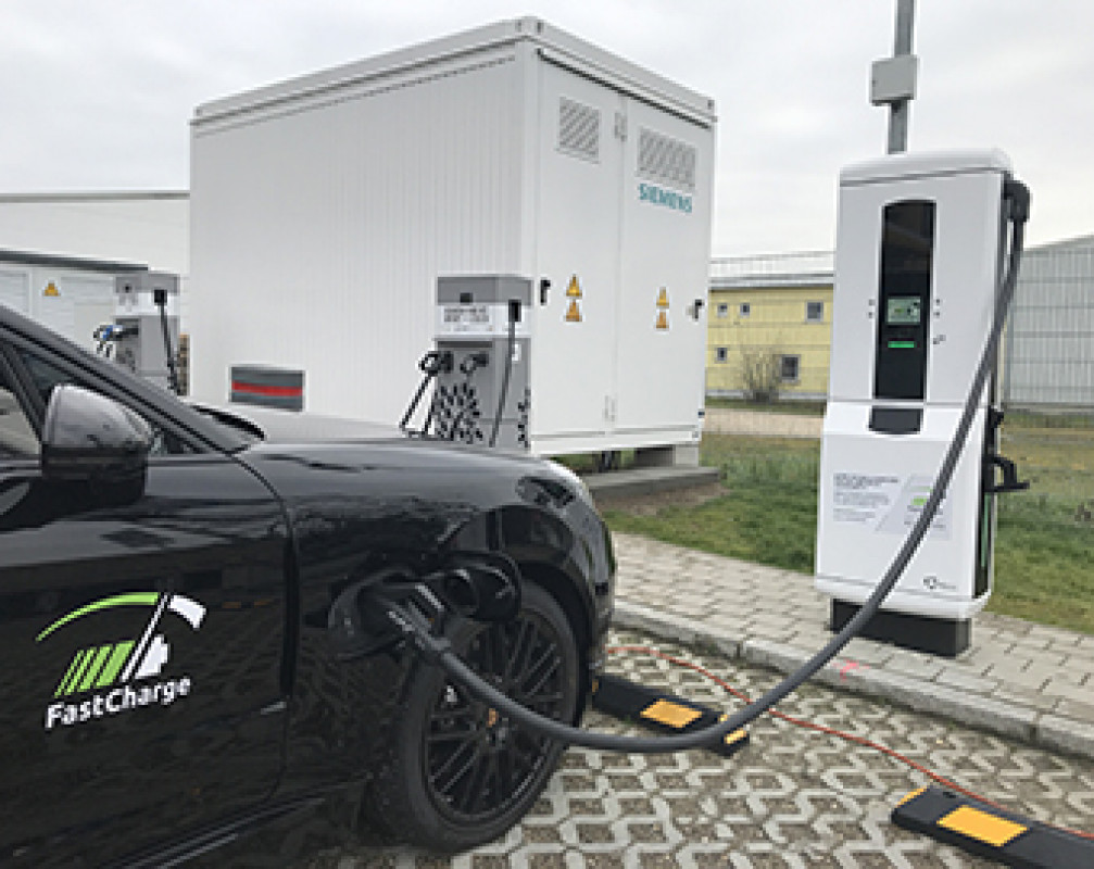 Die Erhöhung der verfügbaren Ladeleistung von E-Fahrzeugen auf bis zu 450 kW ermöglicht eine deutliche Verkürzung der Ladezeiten. - © Porsche Die Erhöhung der verfügbaren Ladeleistung von E-Fahrzeugen auf bis zu 450 kW ermöglicht eine deutliche Verkürzung der Ladezeiten. - © Porsche