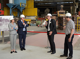 Technische Details und historischer Hintergrund: Geschäftsführer Lars Steinheider und Werkleiter Arno de Buer (3. und 4. von links) mit dem Präsidentenpaar.