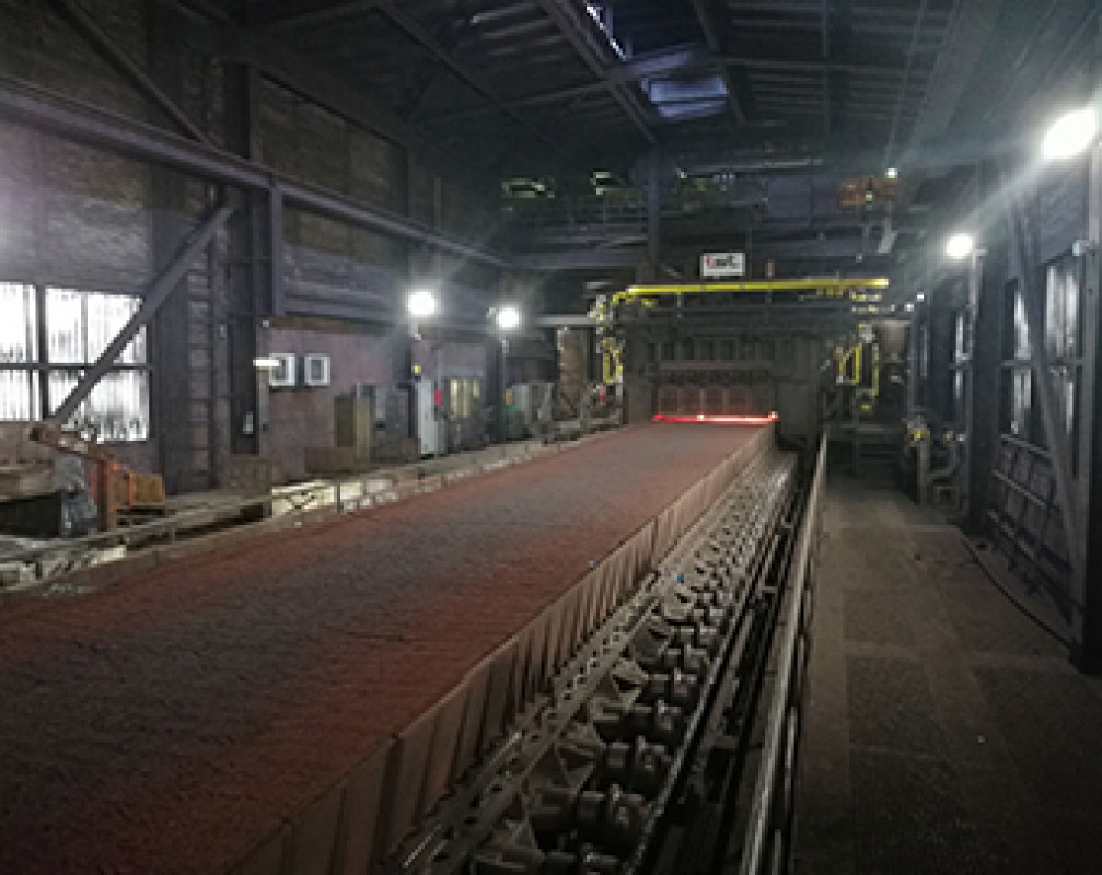 In der Sinteranlage von DK Recycling werden die eisenhaltigen Reststoffe zusammen mit dem Brennstoff auf ein Endlosband aufgegeben. - © DK Recycling/Effizient-Agentur NRW In der Sinteranlage von DK Recycling werden die eisenhaltigen Reststoffe zusammen mit dem Brennstoff auf ein Endlosband aufgegeben. - © DK Recycling/Effizient-Agentur NRW