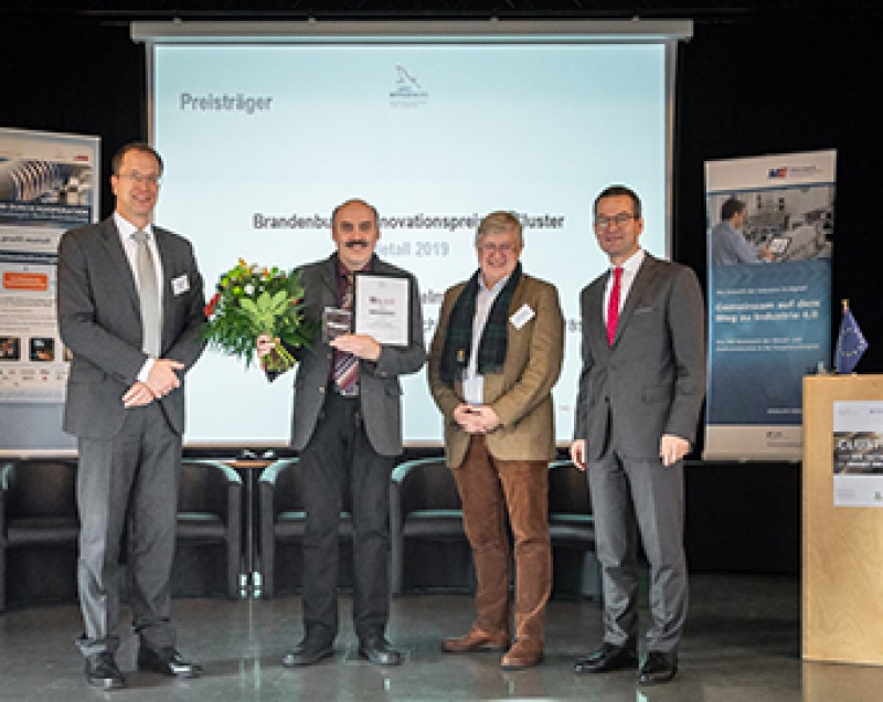Für die Aktivitäten im 3-D-Metalldruck durch Auftragsschweißen oder Sandfräsen und Gießen erhielt die Knowhow Wilhelms GmbH als einer von drei Preisträgern den Brandenburger Innovationspreis. 2.v.l. ist Geschäftsführer Frank Wilhelms (Foto: Agentur Medienlabor). Für die Aktivitäten im 3-D-Metalldruck durch Auftragsschweißen oder Sandfräsen und Gießen erhielt die Knowhow Wilhelms GmbH als einer von drei Preisträgern den Brandenburger Innovationspreis. 2.v.l. ist Geschäftsführer Frank Wilhelms (Foto: Agentur Medienlabor).