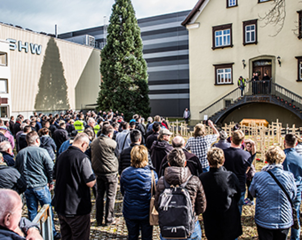 Langen Atem bewiesen: Bereits im September vergangenen Jahres haben die Mitarbeiter der SHW HPCT für den Fortbestand ihres Unternehmens gekämpft. Für 80 von ihnen geht es nun weiter. - © Markus Brandhuber Langen Atem bewiesen: Bereits im September vergangenen Jahres haben die Mitarbeiter der SHW HPCT für den Fortbestand ihres Unternehmens gekämpft. Für 80 von ihnen geht es nun weiter. - © Markus Brandhuber