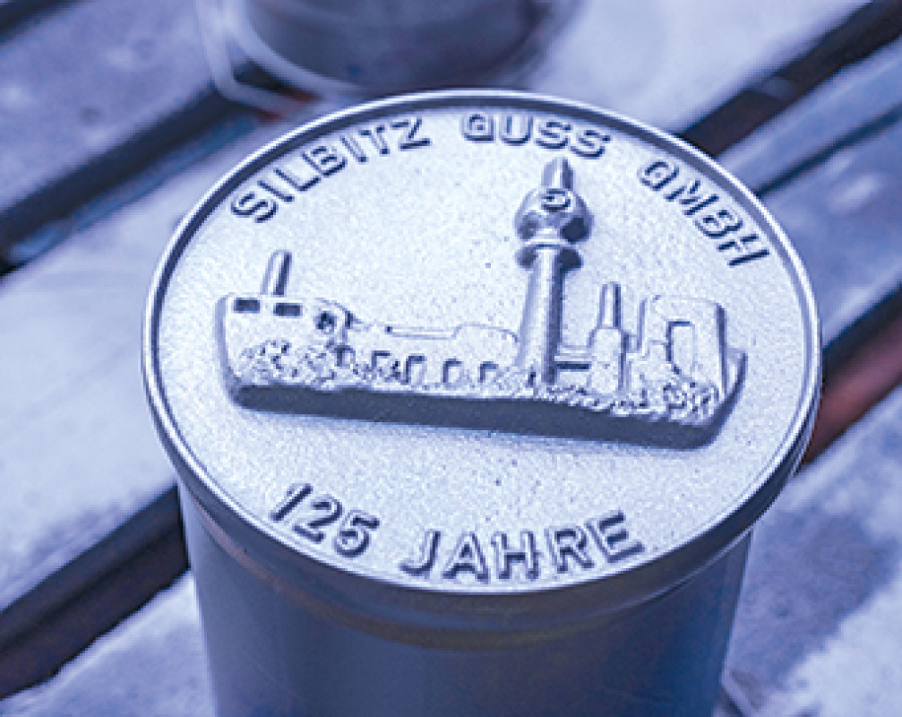 Jubiläums-Plakette für 125 Jahre Silbitz Guss, die jeder der über 400 Mitarbeiter erhalten wird. Das Design stammt von einem ehemaligen Gießerei-Mitarbeiter. - © Andreas Bednareck Jubiläums-Plakette für 125 Jahre Silbitz Guss, die jeder der über 400 Mitarbeiter erhalten wird. Das Design stammt von einem ehemaligen Gießerei-Mitarbeiter. - © Andreas Bednareck