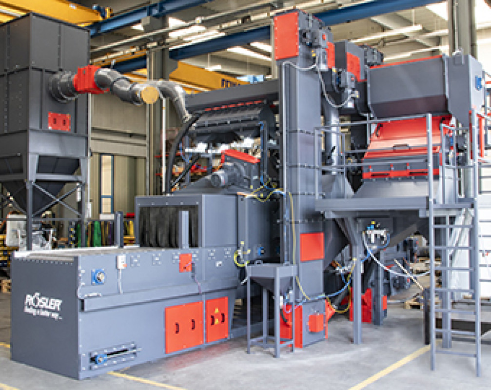 Die Drahtgurt-Durchlaufstrahlanlage RDGE 1250-4-F wurde mit zahlreichen Komponenten, wie z.B. einem leistungsfähigen Magnetseparator, an die Anforderungen der Gießerei-Industrie angepasst. - © Rösler Die Drahtgurt-Durchlaufstrahlanlage RDGE 1250-4-F wurde mit zahlreichen Komponenten, wie z.B. einem leistungsfähigen Magnetseparator, an die Anforderungen der Gießerei-Industrie angepasst. - © Rösler