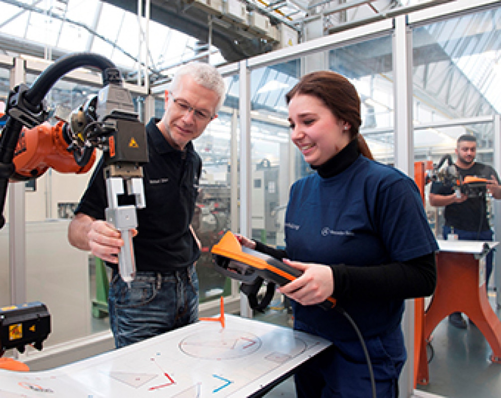 Ausbildung am Daimler-Standort Mannheim: Praxisnähe und das Arbeiten mit moderner Produktions- und Fertigungstechnologie bereiten junge Talente auf die Berufe von Morgen vor. - © Daimler Ausbildung am Daimler-Standort Mannheim: Praxisnähe und das Arbeiten mit moderner Produktions- und Fertigungstechnologie bereiten junge Talente auf die Berufe von Morgen vor. - © Daimler