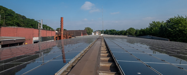 Solarpanels bedecken viele Hallen des Stahlwerks. Sie wurden schon 2010 installiert.