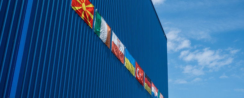 Zur Fußball-Europameisterschaft sind die Werksgebäude in Witten-Herbede und -Annen mit vielen bunten Flaggen geschmückt. Spielt die Heimat eines Mitarbeiters bei der EM, hängt hier auch die Fahne. Scheidet eine Nation aus, wird die Flagge eingeholt.