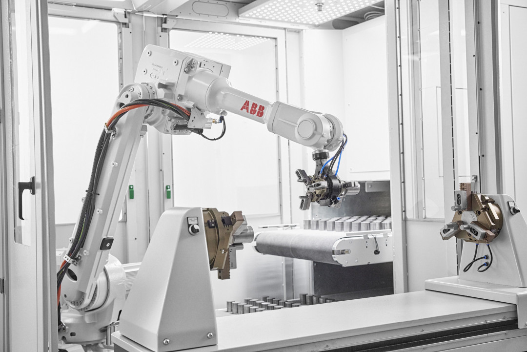 Mit FlexLoader M bedient ABB die immer größere Nachfrage nach einfachen Automatisierungslösungen, die mehr Werkstücke in kürzerer Zeit bearbeiten können. Die Roboterzellen sind benutzerfreundlich und schnell zu programmieren – selbst ohne spezielles Robotik-Know-how. - © ABB