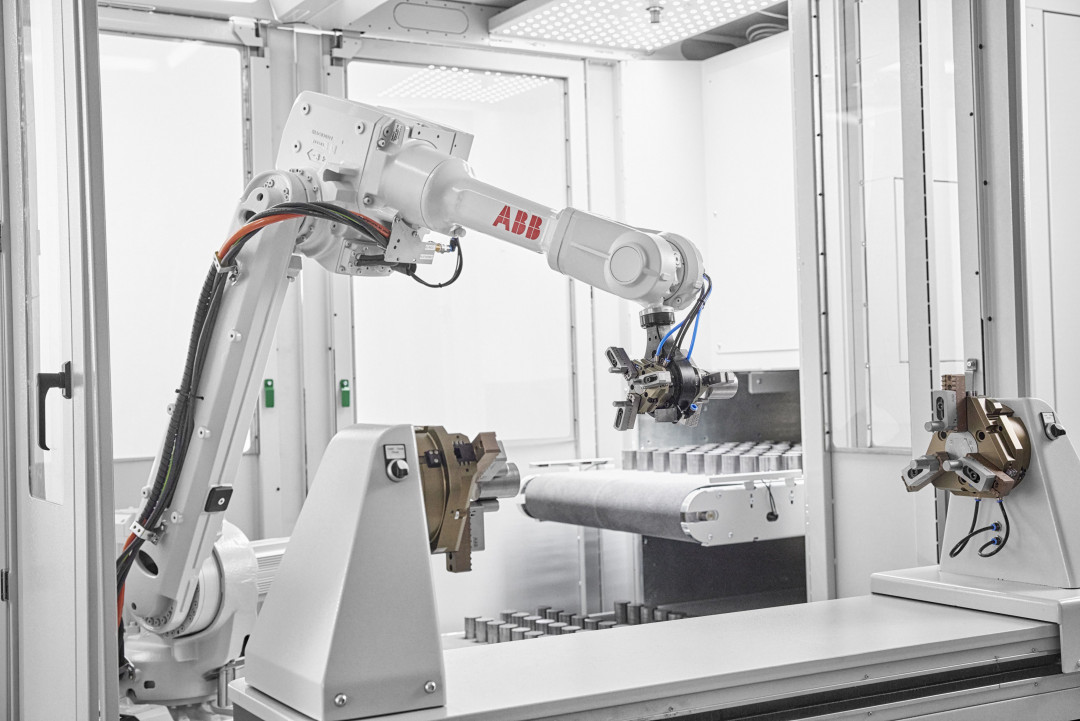 Mit FlexLoader M bedient ABB die immer größere Nachfrage nach einfachen Automatisierungslösungen, die mehr Werkstücke in kürzerer Zeit bearbeiten können. Die Roboterzellen sind benutzerfreundlich und schnell zu programmieren – selbst ohne spezielles Robotik-Know-how. - © ABB Mit FlexLoader M bedient ABB die immer größere Nachfrage nach einfachen Automatisierungslösungen, die mehr Werkstücke in kürzerer Zeit bearbeiten können. Die Roboterzellen sind benutzerfreundlich und schnell zu programmieren – selbst ohne spezielles Robotik-Know-how. - © ABB