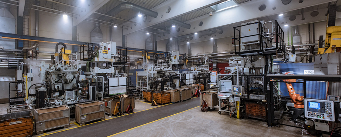 Der Maschinenpark in Weinsheim ist in den vergangenen Jahren stark gewachsen. Hier stehen die effizientesten Warmkammerdruckgießmaschinen mit Schlißekräften von 300 bis 1000 Tonnen. - © Andreas Bednareck