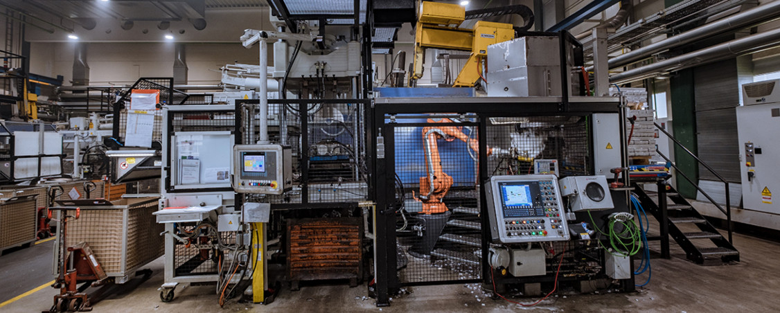 1000 Tonnen-Warmkammerdruckgießzelle mit integriertem Schmelztiegel, Stanzpresse und Roboterhandling von der Entnahme bis zum Entgraten. - © Andreas Bednareck
