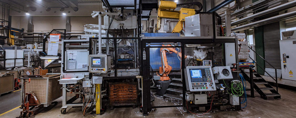 1000 Tonnen-Warmkammerdruckgießzelle mit integriertem Schmelztiegel, Stanzpresse und Roboterhandling von der Entnahme bis zum Entgraten. - © Andreas Bednareck 1000 Tonnen-Warmkammerdruckgießzelle mit integriertem Schmelztiegel, Stanzpresse und Roboterhandling von der Entnahme bis zum Entgraten. - © Andreas Bednareck