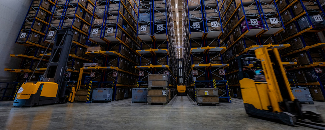 Neues Hochregallager in der brandneuen Logistikhalle, für die Stihl 2019 eine zweistellige Millionensumme investierte. - © Andreas Bednareck Neues Hochregallager in der brandneuen Logistikhalle, für die Stihl 2019 eine zweistellige Millionensumme investierte. - © Andreas Bednareck