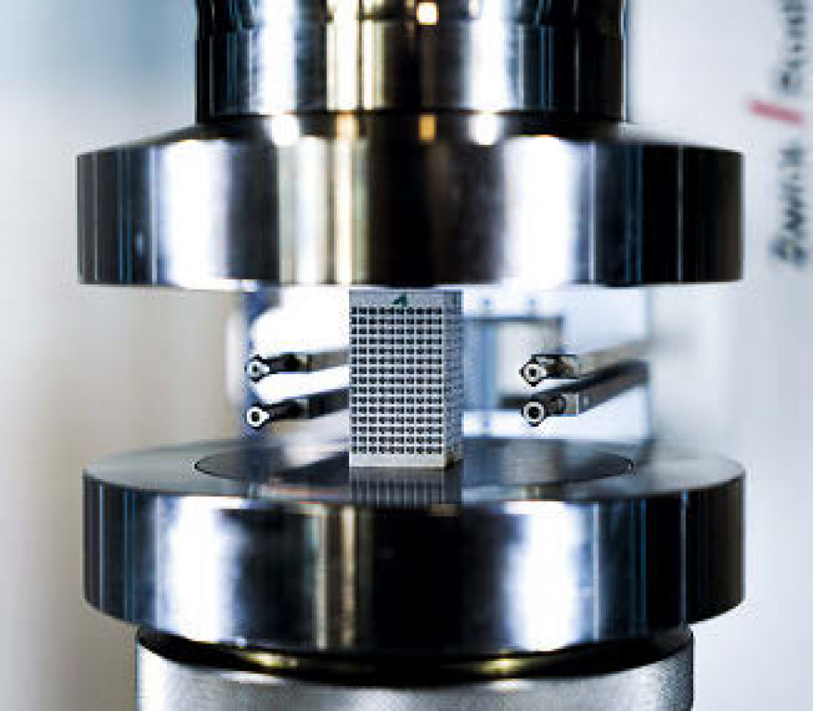 Druckversuch an additiv gefertigtem Metall- Bauteil mit der Universalprüfmaschine AllroundLine. - © ZWICKROELL Druckversuch an additiv gefertigtem Metall- Bauteil mit der Universalprüfmaschine AllroundLine. - © ZWICKROELL