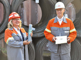 Svenja Schulze und ArcelorMittal-Hamburg- CEO Dr. Uwe Braun beim Besuch der Ministerin im Werk in Hamburg.