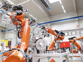 Bei der roboterbasierten Automatisierungslösung geht es um die Nachbearbeitung sowie Nachverfolgbarkeit von Getriebe-, Nockenwellen- sowie Schwungradgehäusen.