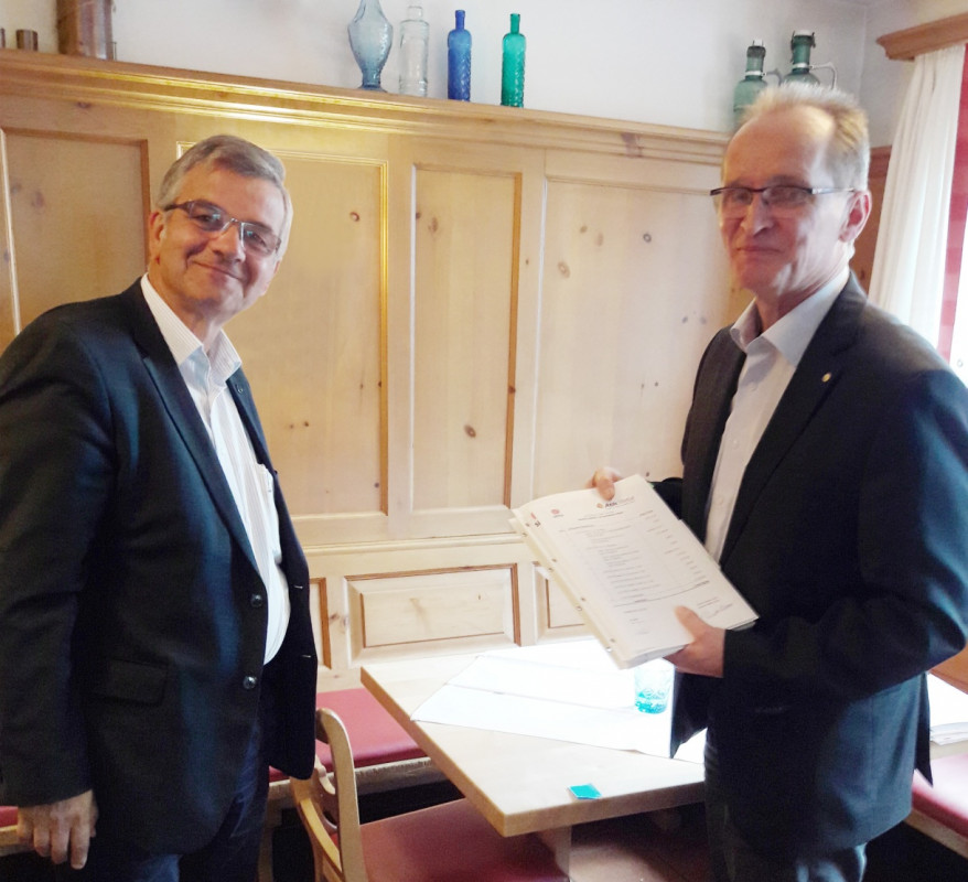 Vertragsabschluss zwischen Atik Metal und HWS mit Gießereiinhaber Mehmet Atik und HWS-Geschäftsführer Andreas Klein (v.l.n.r.). - © HWS Vertragsabschluss zwischen Atik Metal und HWS mit Gießereiinhaber Mehmet Atik und HWS-Geschäftsführer Andreas Klein (v.l.n.r.). - © HWS