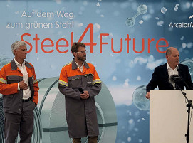 Olaf Scholz bei seiner Rede im Hamburger Stahlwerk mit ArcelorMittal-CEO Dr. Uwe Braun (l.) und Kommunikationschef Arne Langner.