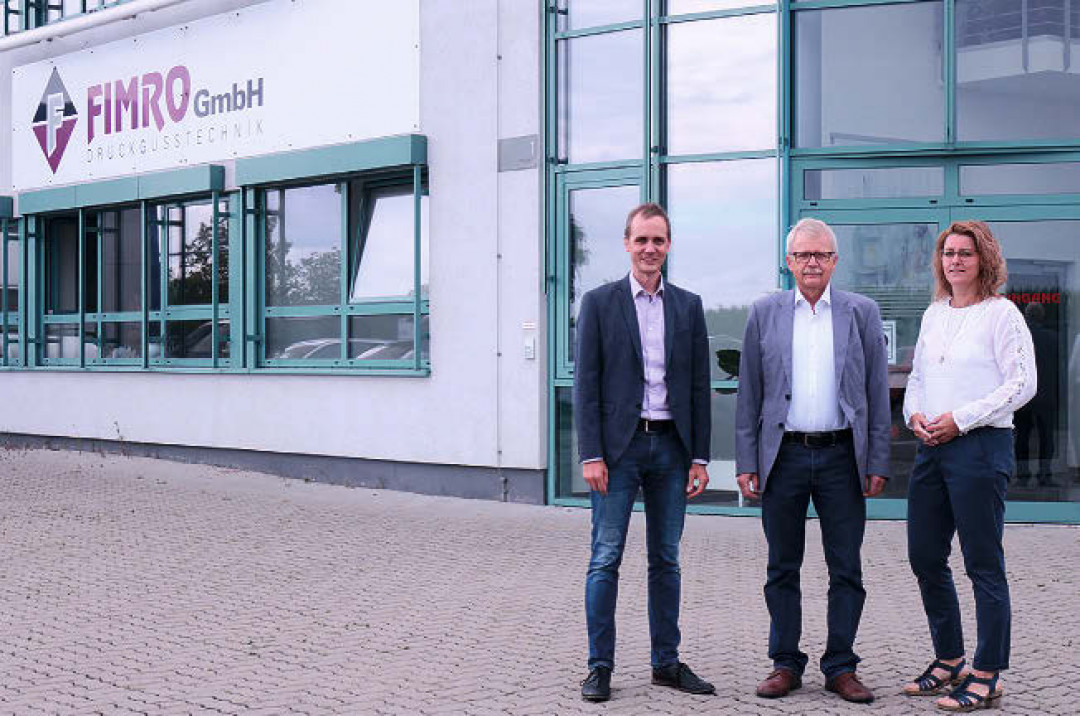 Nach dem Ausscheiden von Bernd Mrochen (Mitte) besteht das neue Führungsgespann von Fimro aus dem geschäftsführenden Gesellschafter Matthias Mrochen und Gesellschafterin Carina Rickmann. - © FIMRO Nach dem Ausscheiden von Bernd Mrochen (Mitte) besteht das neue Führungsgespann von Fimro aus dem geschäftsführenden Gesellschafter Matthias Mrochen und Gesellschafterin Carina Rickmann. - © FIMRO