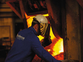 Arbeiter bei Buderus Guss in Breidenbach. Hier werden rund 20 Mio. Guss-Bremsscheiben im Jahr gefertigt.