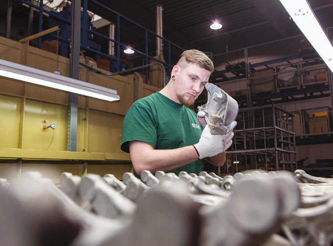 Bauteilprüfung bei der ae group in Gerstungen. Der Aluminiumgießer reagiert früh auf die EU-Forderungen zur Klimaneutralität. - © ANDREAS BEDNARECK Bauteilprüfung bei der ae group in Gerstungen. Der Aluminiumgießer reagiert früh auf die EU-Forderungen zur Klimaneutralität. - © ANDREAS BEDNARECK