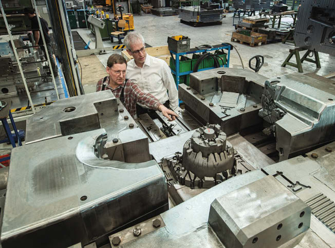 Das Innere einer Druckgießform ist normalerweise nicht zu sehen. Hier liegt eine Hälfte offen, um Teile auszutauschen. Schaufler Tooling ist im 60. Jahr seines Bestehens ein internationaler Player im Druckguss-Formenbau. - © LARS SCHWERDTFEGER Das Innere einer Druckgießform ist normalerweise nicht zu sehen. Hier liegt eine Hälfte offen, um Teile auszutauschen. Schaufler Tooling ist im 60. Jahr seines Bestehens ein internationaler Player im Druckguss-Formenbau. - © LARS SCHWERDTFEGER