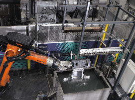 KUKA-Roboter beim Abschrecken eine Strukturgussbauteils.