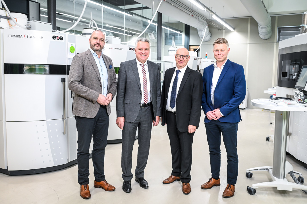 Nachfolge geregelt: Die beiden 1zu1-Gründer und Inhaber Wolfgang Humml und Hannes Hämmerle verkaufen ihr Unternehmen an die schwedische Prototal-Gruppe. Im Bild: CEO Jan Löfving und Ronnie Petersson, Director Sales & Marketing. - © Udo Mittelberger Nachfolge geregelt: Die beiden 1zu1-Gründer und Inhaber Wolfgang Humml und Hannes Hämmerle verkaufen ihr Unternehmen an die schwedische Prototal-Gruppe. Im Bild: CEO Jan Löfving und Ronnie Petersson, Director Sales & Marketing. - © Udo Mittelberger