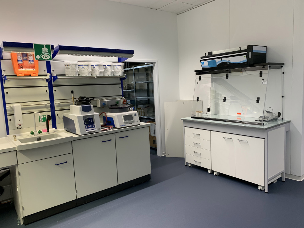 Das geräumige Labor ist mit modernster Technik für die Vorbereitung von Materialographieproben und Härteprüfungen ausgestattet. - © Buehler Das geräumige Labor ist mit modernster Technik für die Vorbereitung von Materialographieproben und Härteprüfungen ausgestattet. - © Buehler
