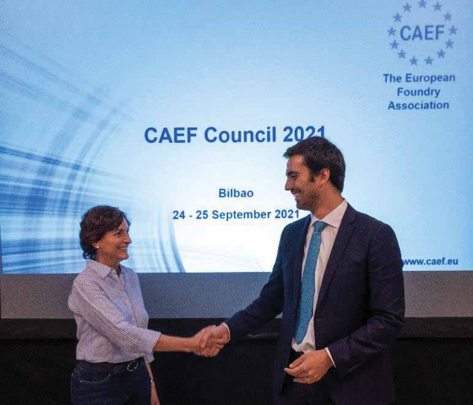 Ignacio De la Peña gratulierte der designierten CAEF-Präsidentin Chiara Danieli auf der Ratssitzung in Bilbao. - © CAEF