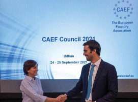 Ignacio De la Peña gratulierte der designierten CAEF-Präsidentin Chiara Danieli auf der Ratssitzung in Bilbao.