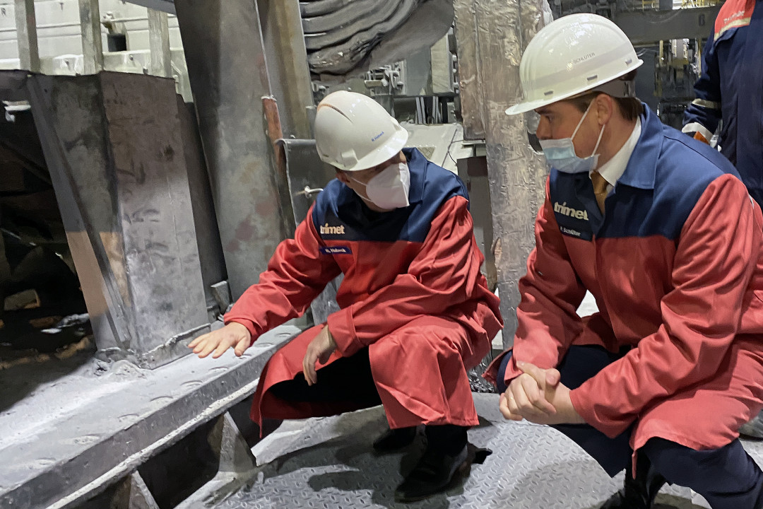 Bundesminister Dr. Robert Habeck (l.) und Trimet Vorstandsvorsitzender Philipp Schlüter an einem Elektrolyseofen in der Hamburger Aluminiumhütte. - © TRIMET Bundesminister Dr. Robert Habeck (l.) und Trimet Vorstandsvorsitzender Philipp Schlüter an einem Elektrolyseofen in der Hamburger Aluminiumhütte. - © TRIMET