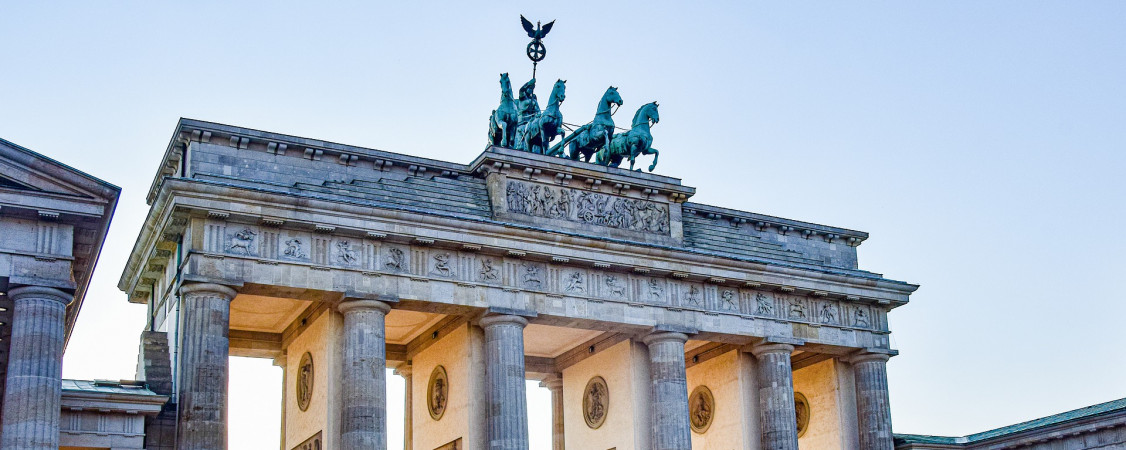 brand-front-of-the-brandenburg-gate-g18c000bba_1920