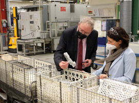 In Weinsheim produzierte Druckgussteile werden in vielen STIHL Geräten eingebaut. STIHL Geschäftsleiter Hartmut Fischer präsentiert ein Gehäuse aus Magnesium, das in STIHL Akku-Motorsägen der neuesten Generation eingesetzt werden.