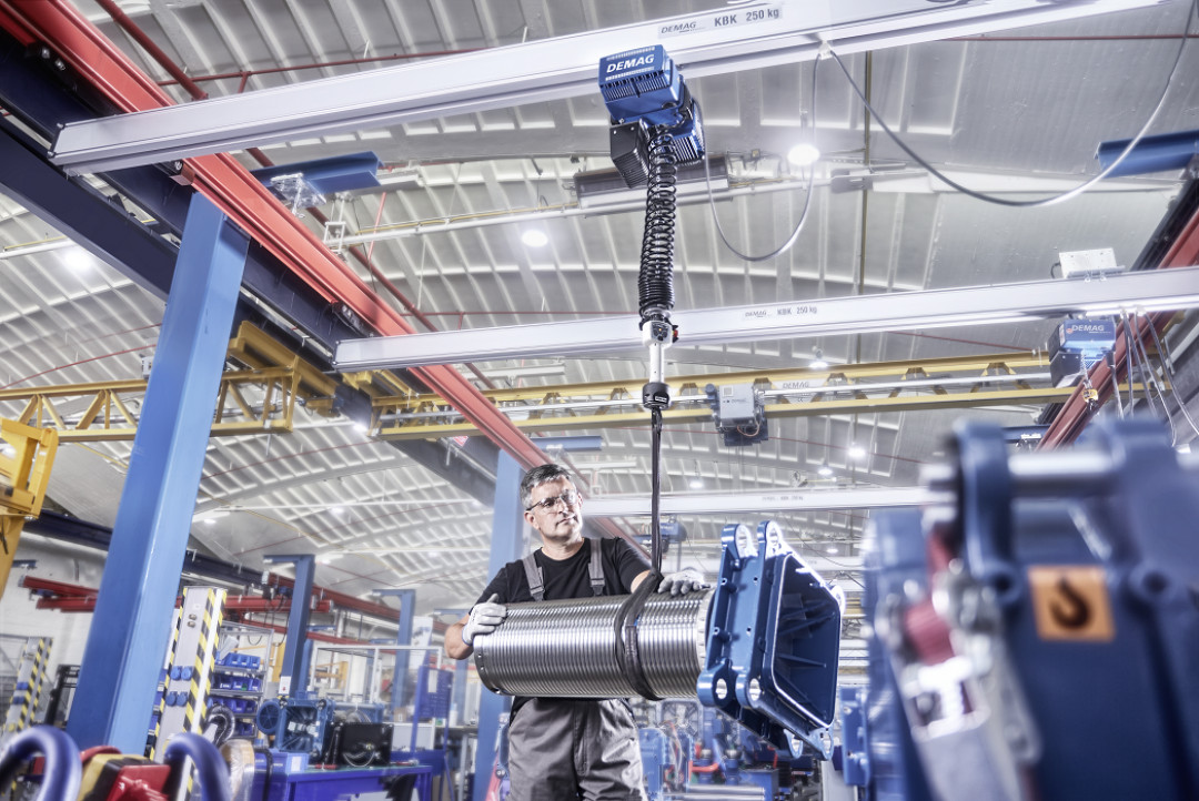 Heben und Senken wahlweise mit Griffbedienung oder direkt an der Last. - © Demag Heben und Senken wahlweise mit Griffbedienung oder direkt an der Last. - © Demag