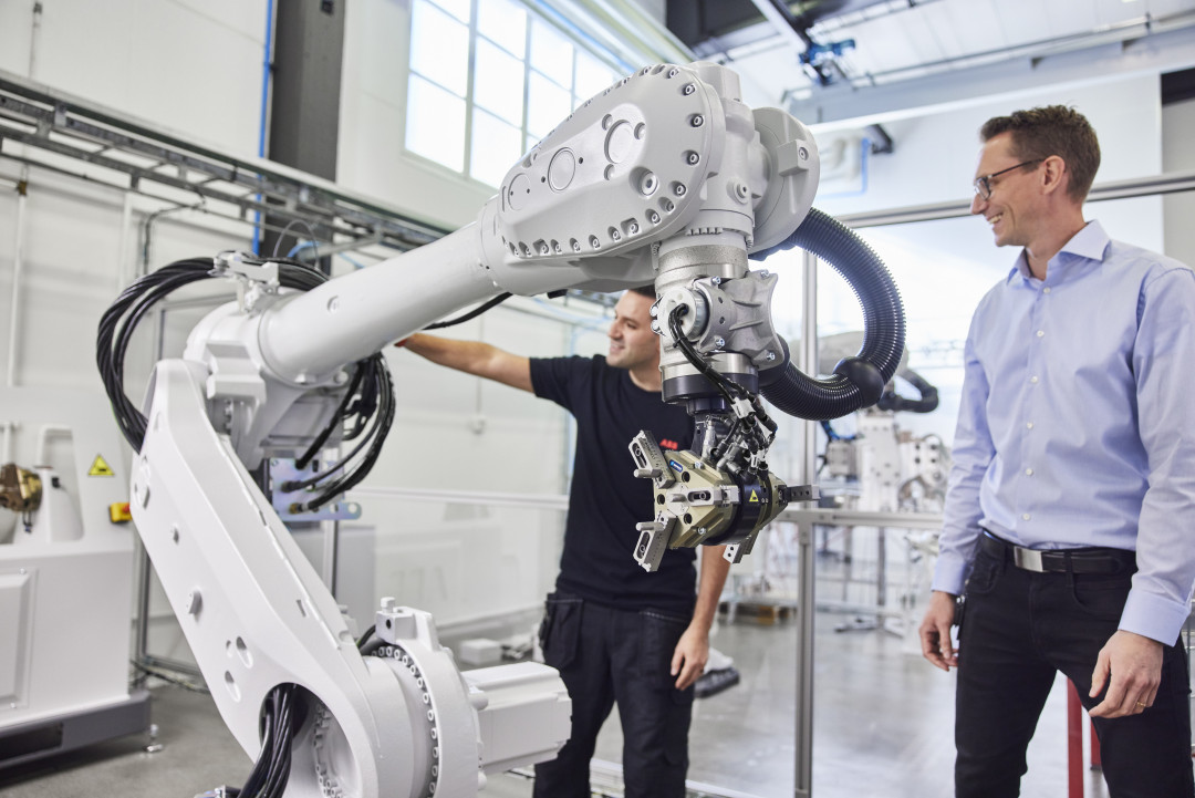 Die beiden neuen Großroboterfamilien von ABB – hier im Bild der IRB 5710 – sind insbesondere für komplexe Produktionsanwendungen konzipiert – etwa für die Fertigung von Elektrofahrzeugen, für Gießereien und Schmieden sowie für die Gummi-, Kunststoff- und Metallverarbeitung. - © ABB Die beiden neuen Großroboterfamilien von ABB – hier im Bild der IRB 5710 – sind insbesondere für komplexe Produktionsanwendungen konzipiert – etwa für die Fertigung von Elektrofahrzeugen, für Gießereien und Schmieden sowie für die Gummi-, Kunststoff- und Metallverarbeitung. - © ABB