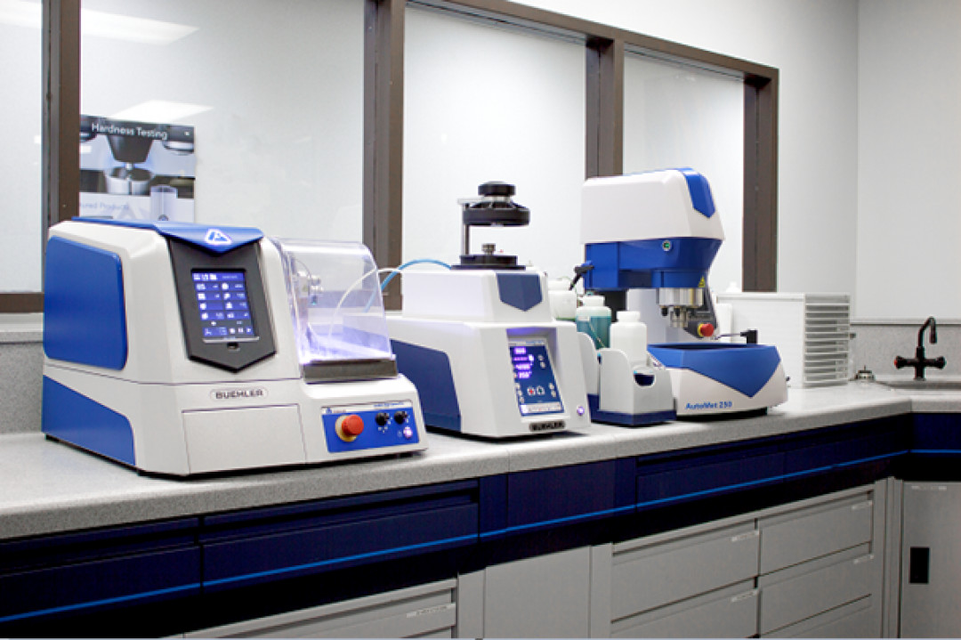 Das geräumige Labor am neuen europäischen Standort von Buehler ist mit modernster Technik für die Vorbereitung von Materialographieproben und Härteprüfungen ausgestattet. - © Buehler