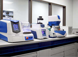 Das geräumige Labor am neuen europäischen Standort von Buehler ist mit modernster Technik für die Vorbereitung von Materialographieproben und Härteprüfungen ausgestattet.