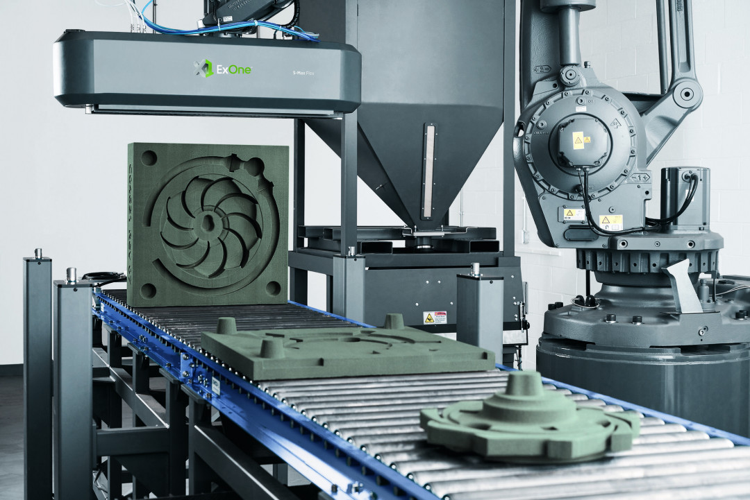 Der ExOne S-Max® Flex ist ein erschwingliches und einfach zu bedienendes System für die robotergestützte additive Fertigung, das Gießereien zum 3D-Druck großer und komplexer Sandformen und -kerne für den Metallguss verwenden. - © EXONE