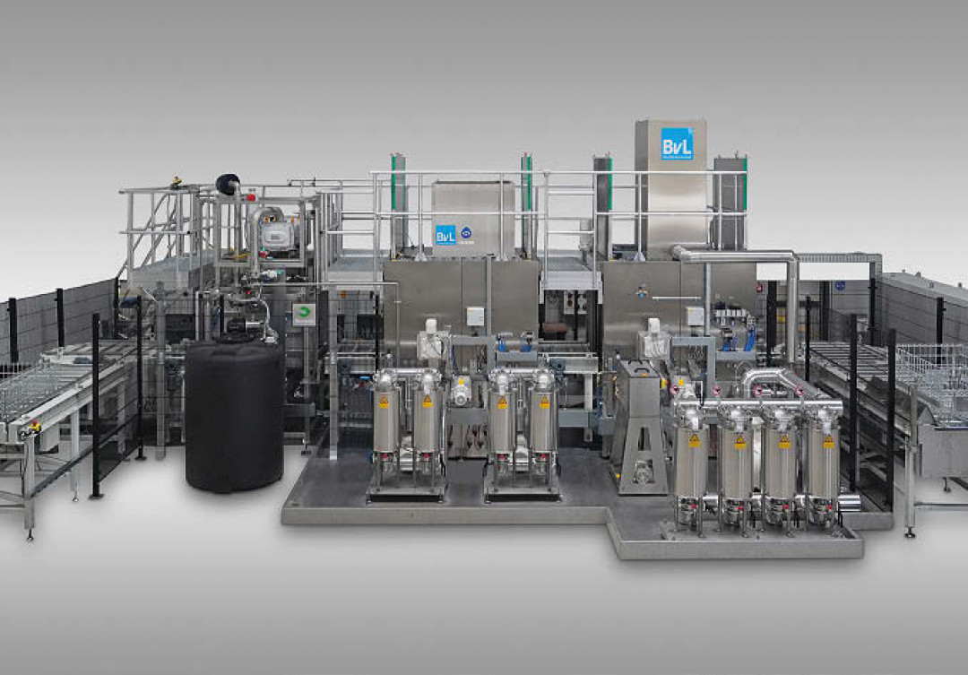 In dieser BvL-Reinigungsanlage werden unterschiedliche Pumpengehäuse und deren Anbaukomponenten in einem System bei hoher Taktzeit gereinigt und getrocknet. - © BVL