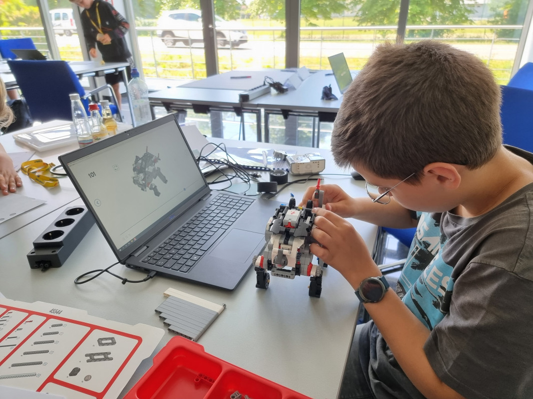 Informatik ist vielseitig. Innerhalb von zwei Tagen haben die Schüler einen Robotikhund entwickelt und programmiert. - © MPDV Informatik ist vielseitig. Innerhalb von zwei Tagen haben die Schüler einen Robotikhund entwickelt und programmiert. - © MPDV
