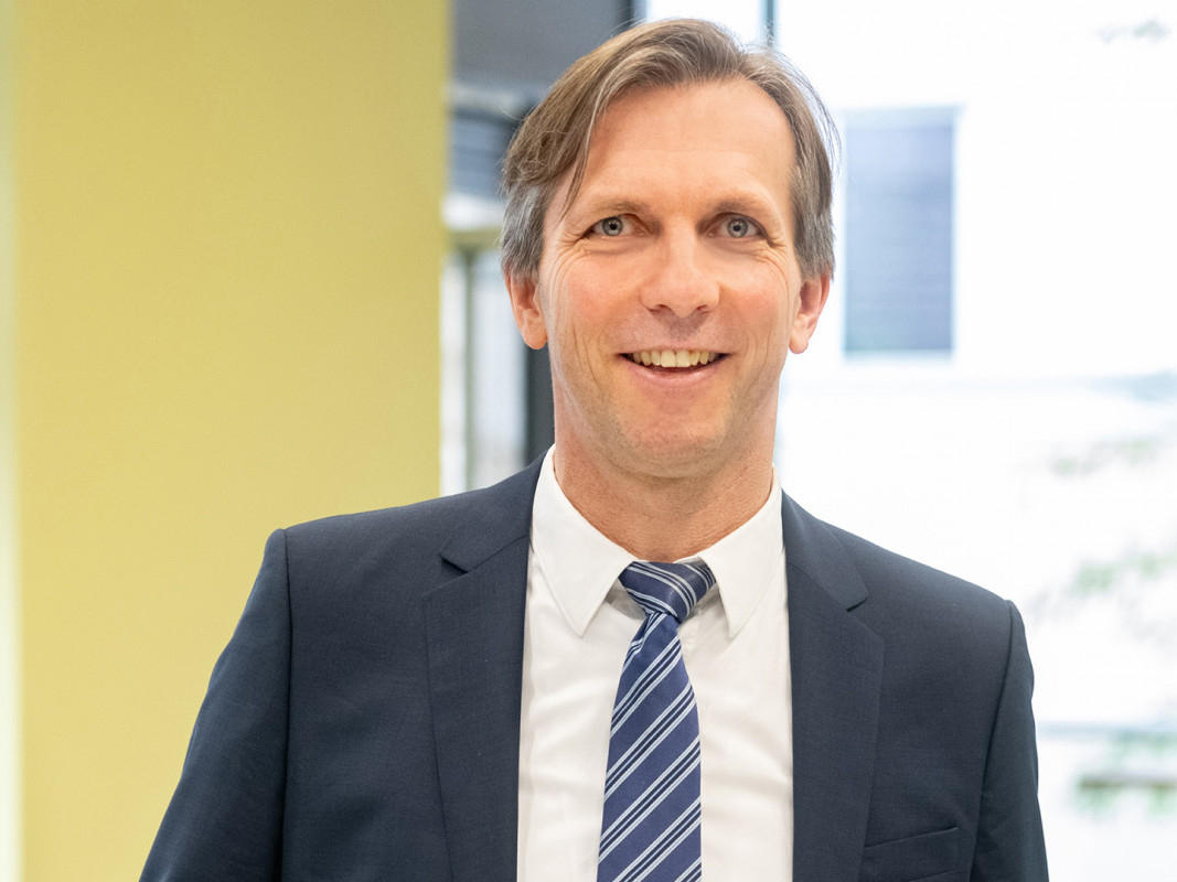 Prof. Dr. Mario Ragwitz, Leiter des Fraunhofer IEG, lehrt und forscht nun auch an der Brandenburgischen Technischen Universität Cottbus-Senftenberg und leitet dort das Fachgebiet »Integrierte Energieinfrastrukturen«. - © S.Effner/Fraunhofer IEG Prof. Dr. Mario Ragwitz, Leiter des Fraunhofer IEG, lehrt und forscht nun auch an der Brandenburgischen Technischen Universität Cottbus-Senftenberg und leitet dort das Fachgebiet »Integrierte Energieinfrastrukturen«. - © S.Effner/Fraunhofer IEG