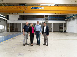 Geschäftsführung der ACTech GmbH Ray Wünsche, Cornelia Bahr und Norbert Demarczyk (v.l.n.r.) mit Bürgermeister der Gemeinde Bobritzsch-Hilbersdorf René Straßberger (rechts außen)