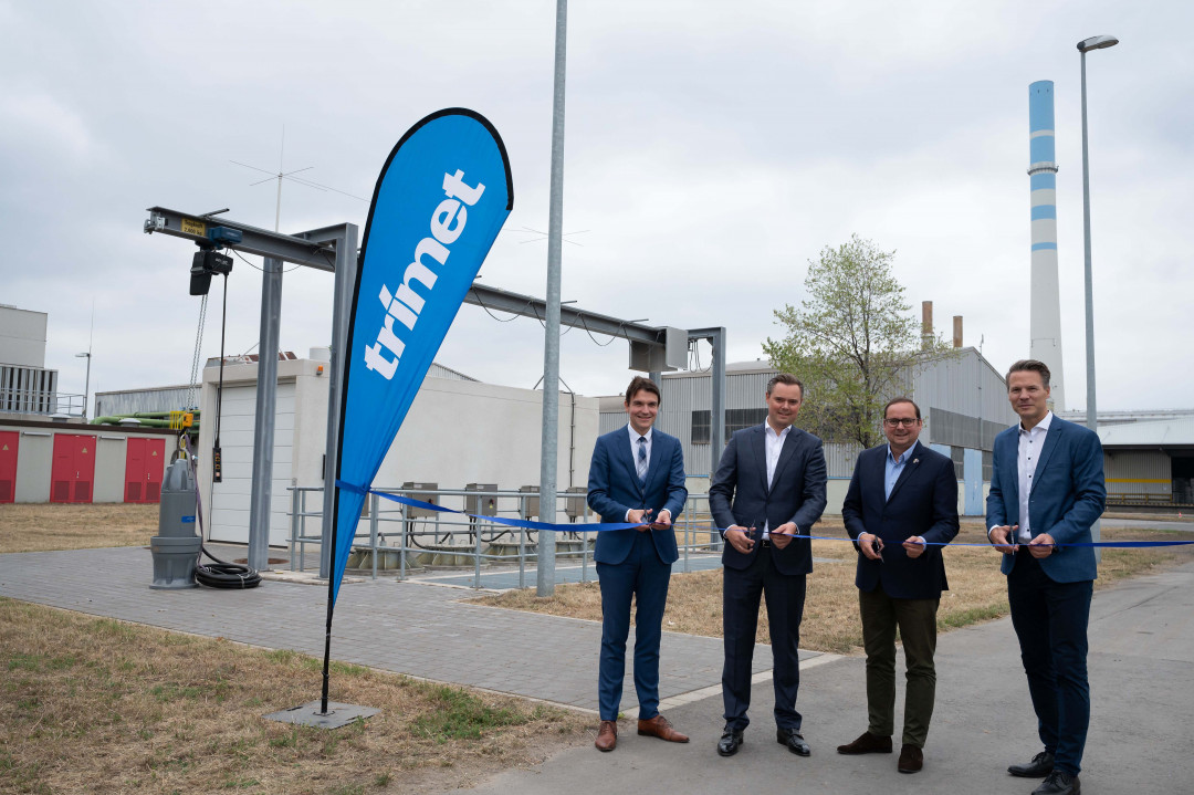 Nahmen das neue Kanalnetz von Trimet in Betrieb (v.l.): Professor Dr. Uli Paetzel, Vorstandsvorsitzender der Emschergenossenschaft, Philipp Schlüter, Vorsitzender des Vorstands der Trimet Aluminium SE, Essens Oberbürgermeister Thomas Kufen, Dr. Andreas Lützerath, Mitglied des Vorstands der Trimet Aluminium SE. - © Trimet Nahmen das neue Kanalnetz von Trimet in Betrieb (v.l.): Professor Dr. Uli Paetzel, Vorstandsvorsitzender der Emschergenossenschaft, Philipp Schlüter, Vorsitzender des Vorstands der Trimet Aluminium SE, Essens Oberbürgermeister Thomas Kufen, Dr. Andreas Lützerath, Mitglied des Vorstands der Trimet Aluminium SE. - © Trimet