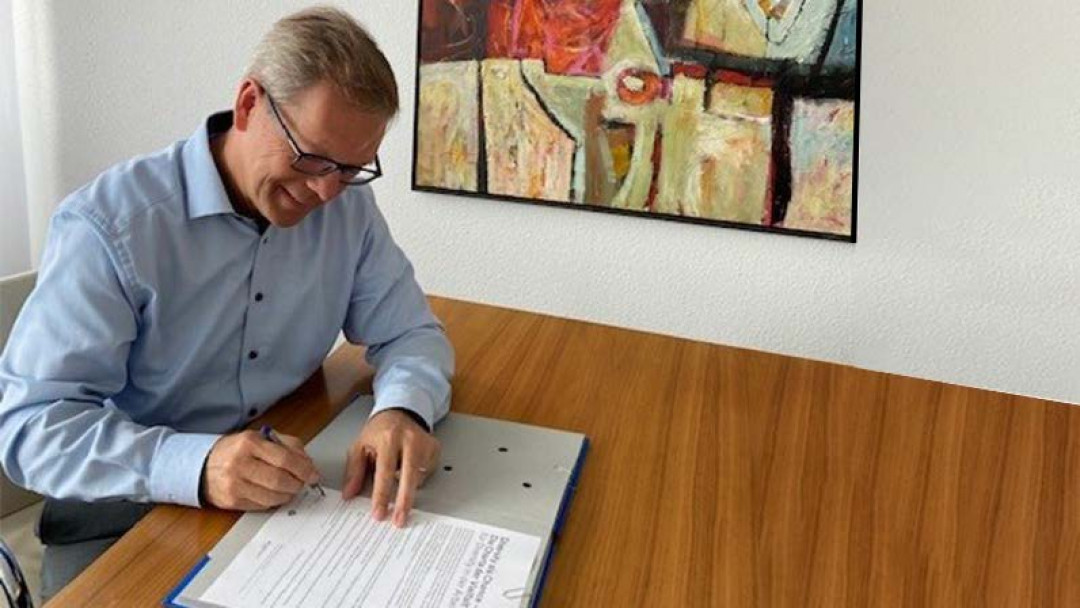 Frank Goede, CEO von ASK Chemicals, unterzeichnet die Charta der Vielfalt - © ASK Chemicals