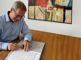 Frank Goede, CEO von ASK Chemicals, unterzeichnet die Charta der Vielfalt