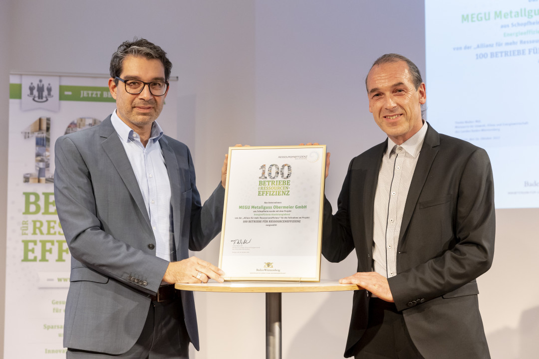 Preisübergabe Dr. Andre Baumann,Staatssekretär im Ministerium für Umwelt, Klima und Energiewirtschaft Baden-Württemberg, Dipl.-Ing. FH Michael Obermeier (v.l.n.r.) - © Frank Eppler Preisübergabe Dr. Andre Baumann,Staatssekretär im Ministerium für Umwelt, Klima und Energiewirtschaft Baden-Württemberg, Dipl.-Ing. FH Michael Obermeier (v.l.n.r.) - © Frank Eppler