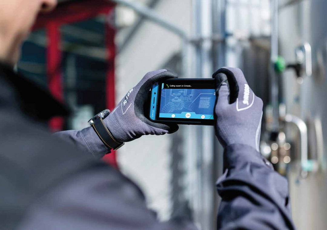 Mit dem neuen Smartphone ist Digitalisierung auch im Ex-Bereich realisierbar. - © ECOM INSTRUMENTS Mit dem neuen Smartphone ist Digitalisierung auch im Ex-Bereich realisierbar. - © ECOM INSTRUMENTS