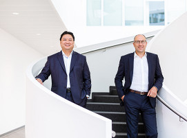 Der KUKA Vorstand: CFO Alexander Tan (links) und CEO Peter Mohnen (rechts)