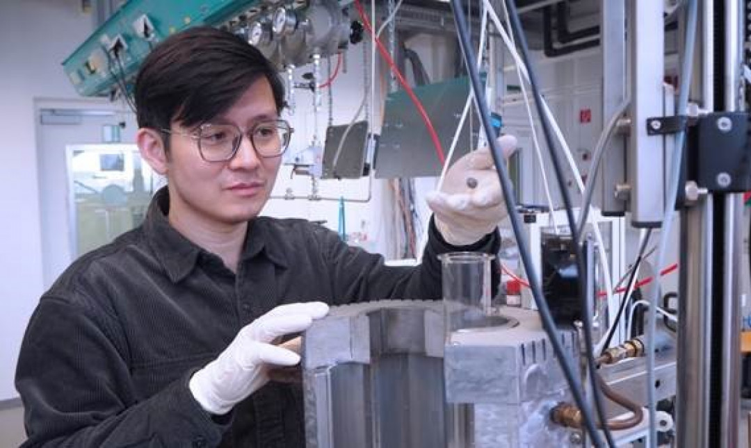 Wie Mangan und Eisen in Lichtbogenöfen unter Verwendung von Wasserstoff reduziert werden können, erforscht Dr. Yan Ma am MPIE. Er wird dieses Fachwissen in das HalMan-Projekt einbringen. - © Max-Planck-Institut für Eisenforschung GmbH Wie Mangan und Eisen in Lichtbogenöfen unter Verwendung von Wasserstoff reduziert werden können, erforscht Dr. Yan Ma am MPIE. Er wird dieses Fachwissen in das HalMan-Projekt einbringen. - © Max-Planck-Institut für Eisenforschung GmbH