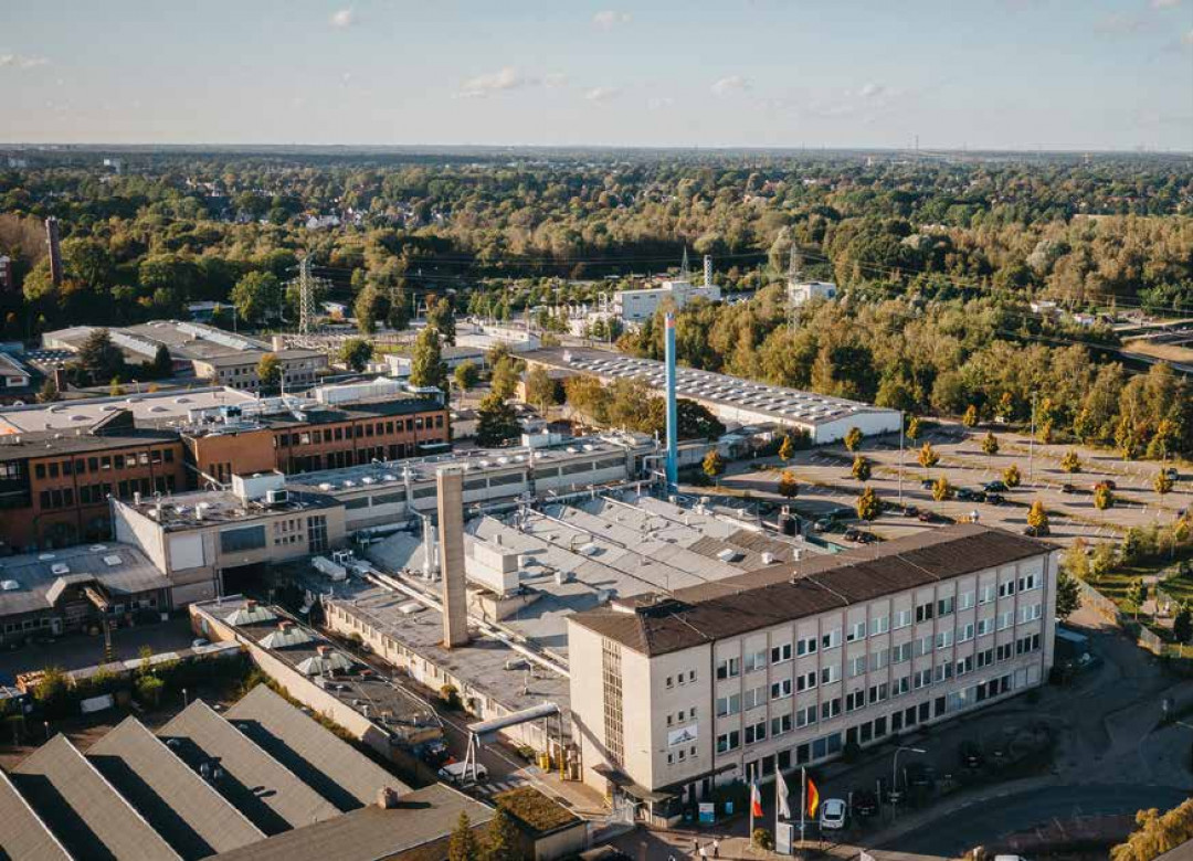 In Norderstedt sind 2023 weitere Investitionen wie eine industrielle Wärmepumpe für Heizung und Klimatisierung des Werks geplant. - © SAINT-GOBAIN ABRASIVES